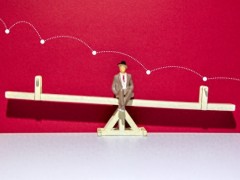 经济学里需求与供给咋影响商品市场价格及身份转换？